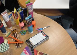 Matériel de peinture, loisirs créatifs, sur une table