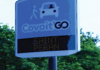 Panneau siglé "covoit'Go", avec, en lettres lumineuses la destination "Saint Péran"