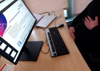 une femme enceinte au bureau regarde les autorisations spéciales d'absence 