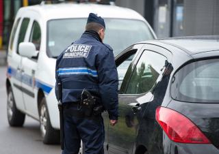 Controle de voiture par un policier municipal 