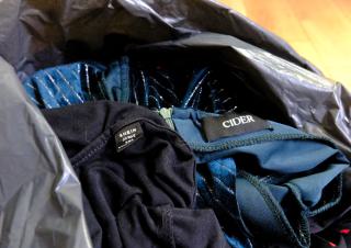 des vetements de fast fashion à la poubelle 