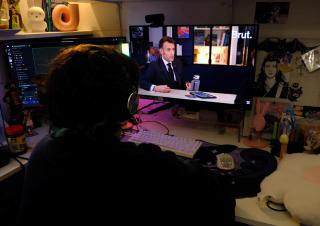 Une adolescente regarde l' interview d'Emmanuel Macron par le média Brut