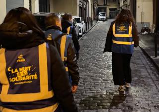 des bénevoles à Paris pour la nuit de la solidarité