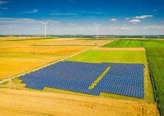 vue aérienne de panneaux solaires et éoliennes