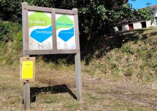 panneau indiquant une station de tourisme 