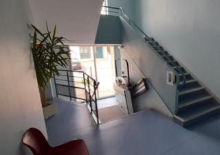 Vue intérieure de la cage d'escalier d'un endroit public