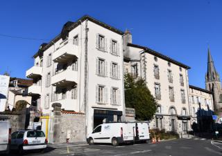 Un ensemble d'immeubles de centre-ville aux façades neuves