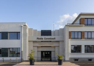 Façade d'un bâtiment récent, sur laquelle on peut lire Pévèle Carembault