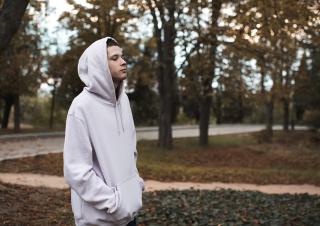 un adolescent qui se promène seul 