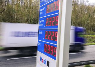 un camion passe devant une station service 