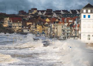 des vagues qui submergent le quai 
