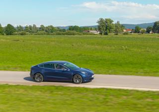 voiture électrique à la campagne