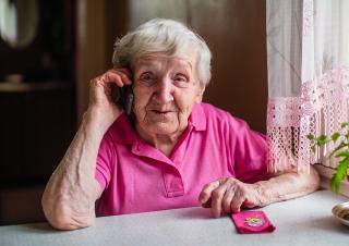 une personne agée avec un telephone 3g