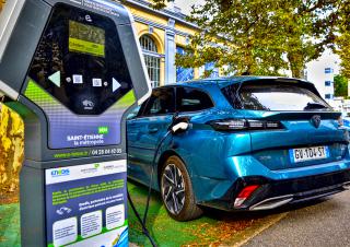 une voiture encharge sur une borne électrique 