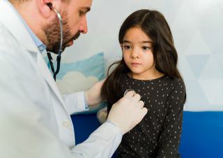 une petite fille chez le medecin 