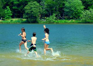 des enfants qui courrent dans un lac