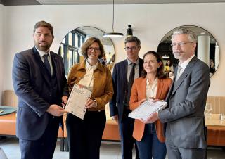 Vincent Jeanbrun et Camille Galliard-Minier en déplacement à l'Haÿ-les-Roses le 08 mai 