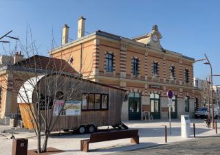 Une roulotte sur le parvis d'une gare
