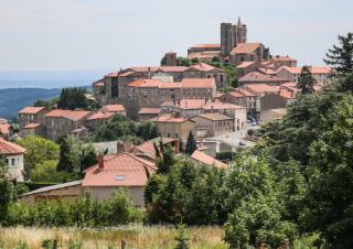 Un village surmonté d'un château, posé sur une coline