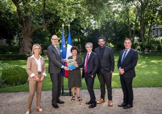 premier rapport de l'Observatoire de l'assurabilité remis par la  Caisse Centrale de Réassurance à Roland Lescure et Monique Barbut
