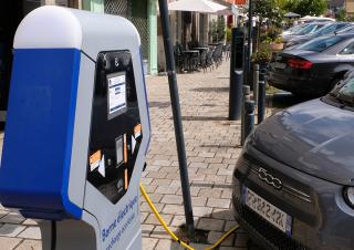 Borne de recharge sur la voie publique 