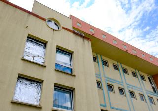 des fenetres calfeutrées par des du papier aluminium 