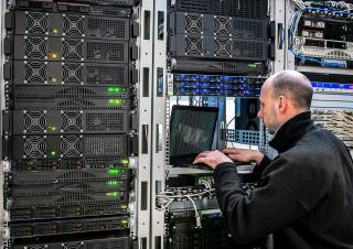 technicien dans un data center 