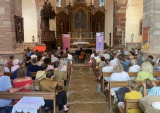 Dans une église, des musiciens face au public