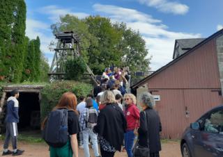 Des personnes se dirigent vers un puits de mine