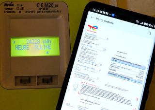 un compteur linky et une facture d'electricité 