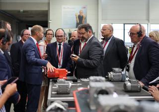 Déplacement de Sébastien Martin et Bruno Bonnell sur le site de Sew-Usocome à Mommenheim (Bas-Rhin) le 6 juillet