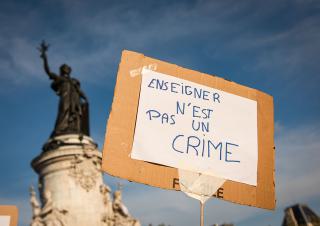pancarte avec inscrit : enseigner n'est pas un crime 