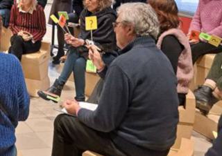 Une personne tient une petite pancarte de couleur