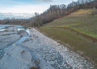 La berge d'une rivière au lit de cailloux clairs 
