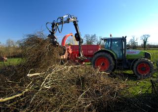 un tracteur elague des haies