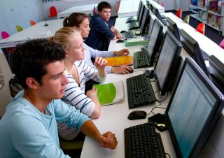 Des lycéens en salle informatique