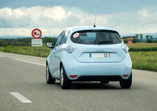 voiture electrique siur une route de campagne 