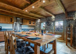 Intérieur d'une habitation, tout en bois, par la fenêtre, des pentes enneigées