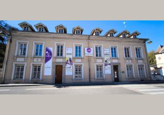 la façade d'un bâtiment de style neoclassique