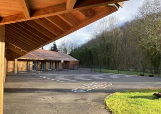Un cours sur laquelle s'avance un auvent de bois