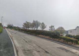 Une route en travaux par un jour brumeux
