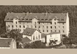 Un large bâtiment, haut de trois étages