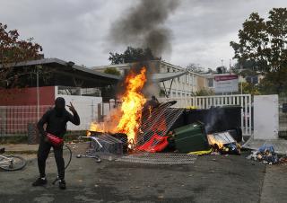 casseur devant un lycée