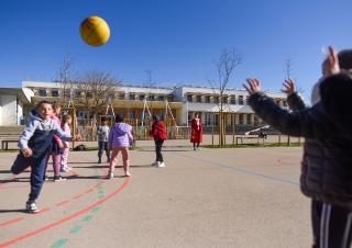des enfants jouent dans la cour d'une école primaire