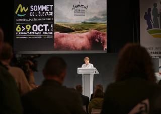 Annie Genevard au salon de l'élevage à Cournon 