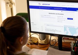 une lycéenne  regarde les formations sur parcoursup 