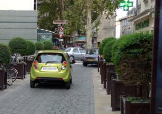 Voitures dans le centre d'Avignon 