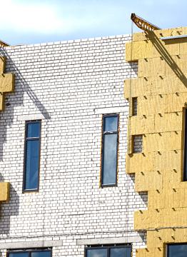 pose d'isolant sur la façade d'un immeuble