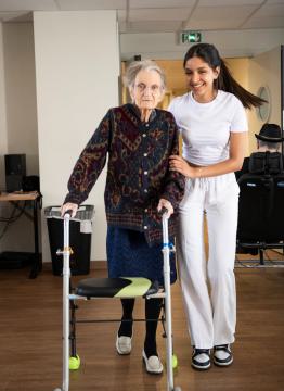 une personne âgée avec une jeune