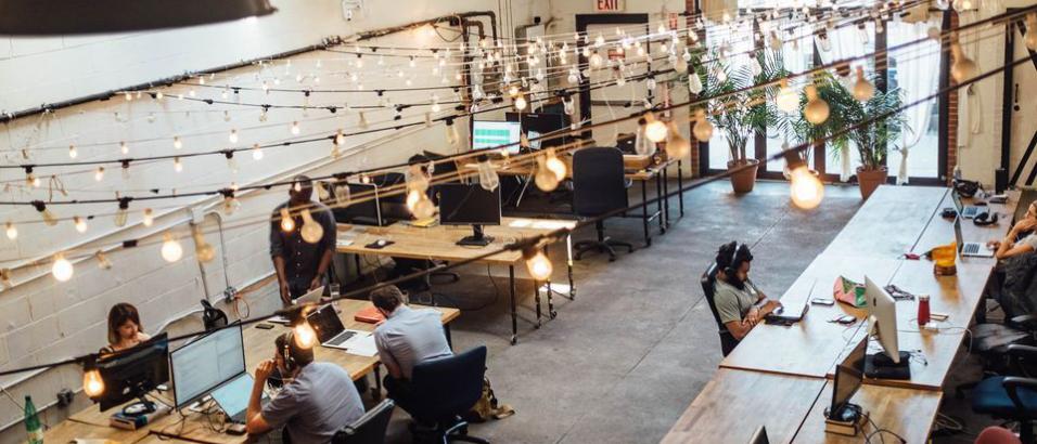 salle de travail avec des ordinateurs